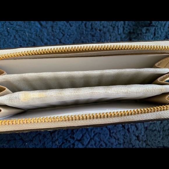 COACH. NWT Signature leather long zip around white Wallet. 🎉🎉 - Picture 5 of 10